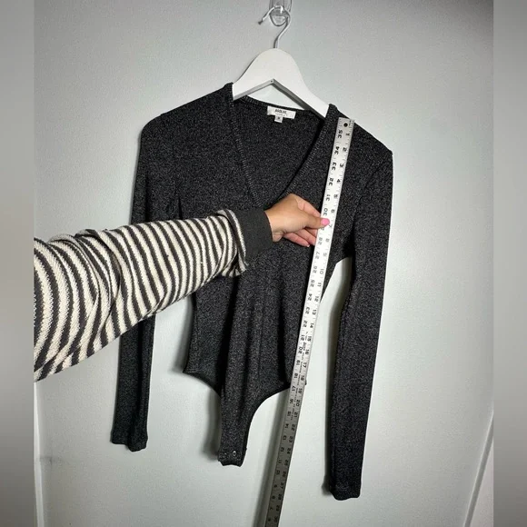 AGOLDE Tavi Mélange Rib Knit  V Neck Sexy  Bodysuit Size Medium - Picture 9 of 13